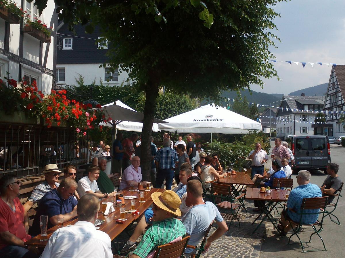 Hotel Gasthof Zu Den Linden Oberhundem Exterior foto